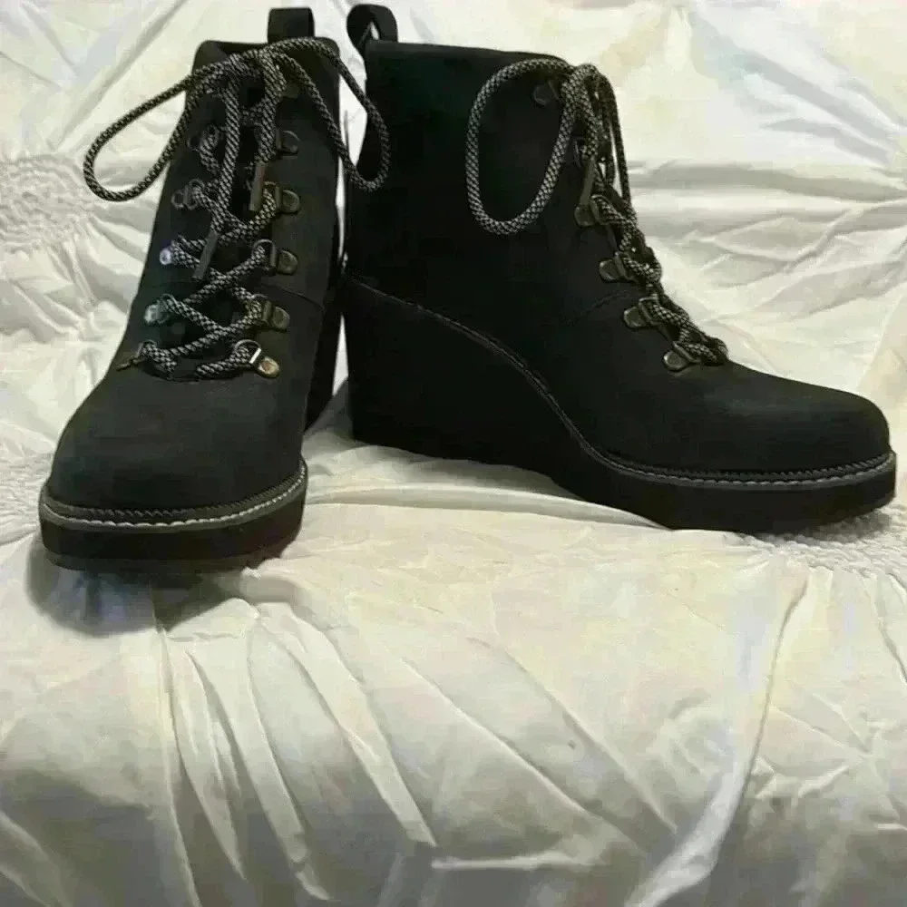 Tom’s Women’s Water Resistant Melrose Wedge in Black Oiled Nubuck Size 10
